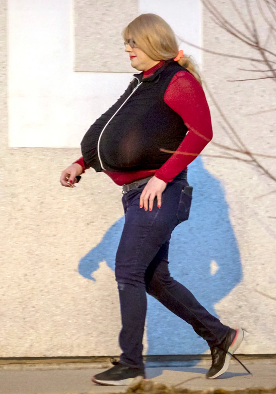 Καναδάς: Η τρανς δασκάλα με προσθετικό στήθος ντύνεται άντρας εκτός σχολείου - Δείτε φωτογραφίες