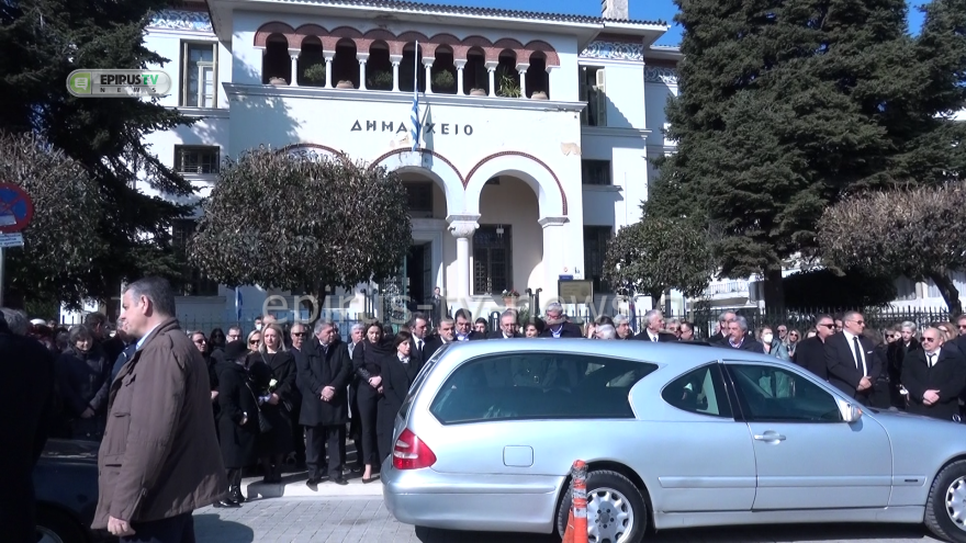 Μωυσής Ελισάφ: Πλήθος κόσμου στην κηδεία του δημάρχου Ιωαννιτών - Η τελευταία στάση έξω από το δημαρχείο Ιωαννίνων
