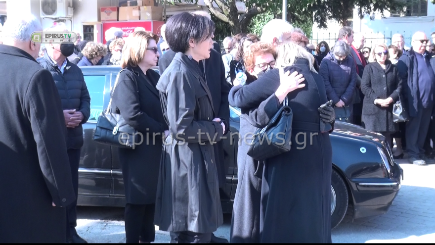 Μωυσής Ελισάφ: Πλήθος κόσμου στην κηδεία του δημάρχου Ιωαννιτών - Η τελευταία στάση έξω από το δημαρχείο Ιωαννίνων