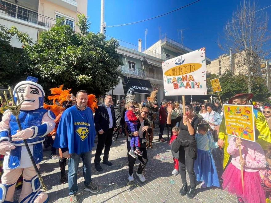 Παλαιό Φάληρο: Τρελό ξεφάντωμα με Τόνι Σφήνο στο «Φαληριώτικο Καρναβάλι 2023»