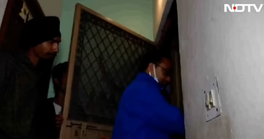 Ινδία: Μητέρα και γιος κλειδώθηκαν... τρία χρόνια στο σπίτι, για να μην κολλήσουν κορωνοϊό! (βίντεο)