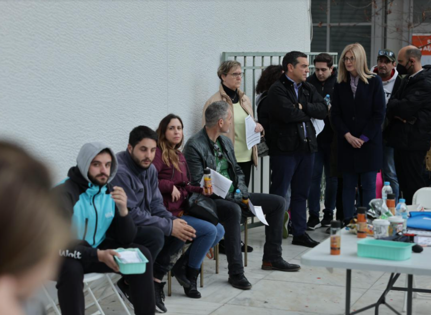 Με συγγενείς θυμάτων στη Λάρισα ο Αλέξης Τσίπρας - Έδωσε αίμα για τους τραυματίες