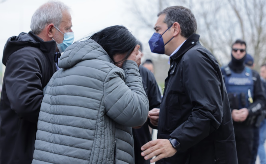 Με συγγενείς θυμάτων στη Λάρισα ο Αλέξης Τσίπρας - Έδωσε αίμα για τους τραυματίες
