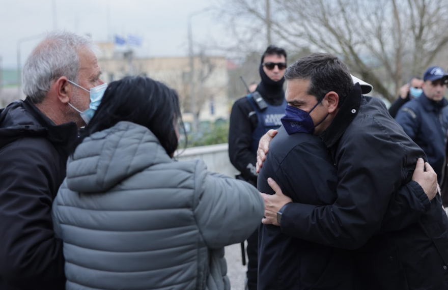Με συγγενείς θυμάτων στη Λάρισα ο Αλέξης Τσίπρας - Έδωσε αίμα για τους τραυματίες