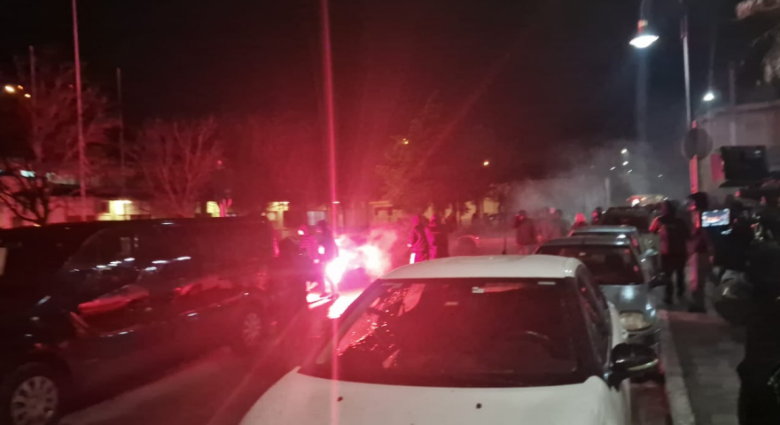 Τραγωδία στα Τέμπη: Επεισόδια από κουκουλοφόρους μετά την πορεία διαμαρτυρίας στη Λάρισα (βίντεο)