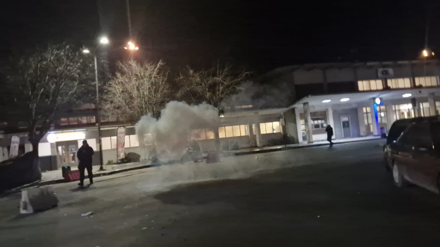 Τραγωδία στα Τέμπη: Επεισόδια από κουκουλοφόρους μετά την πορεία διαμαρτυρίας στη Λάρισα (βίντεο)