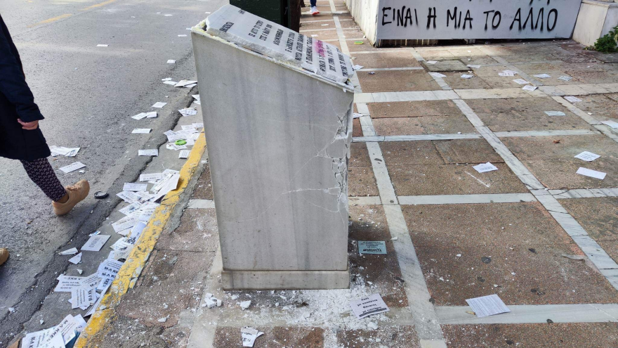 Απεργία σήμερα: Κουκουλοφόροι έσπασαν το μνημείο για τα θύματα της Marfin