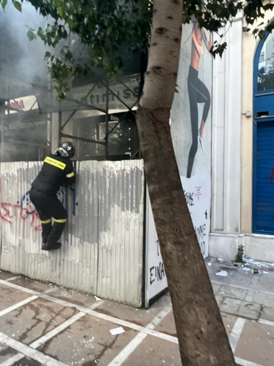 Κουκουλοφόροι έκαναν ορμητήρια τους κινηματογράφους «Απόλλων» και «Αττικόν» - Δείτε βίντεο