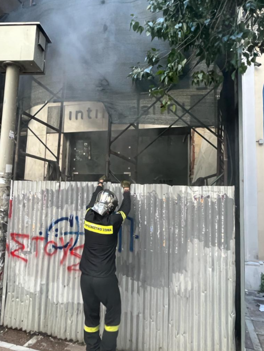 Κουκουλοφόροι έκαναν ορμητήρια τους κινηματογράφους «Απόλλων» και «Αττικόν» - Δείτε βίντεο