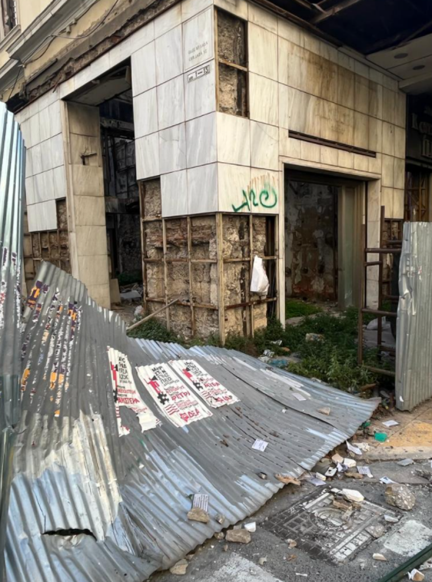 Κουκουλοφόροι έκαναν ορμητήρια τους κινηματογράφους «Απόλλων» και «Αττικόν» - Δείτε βίντεο