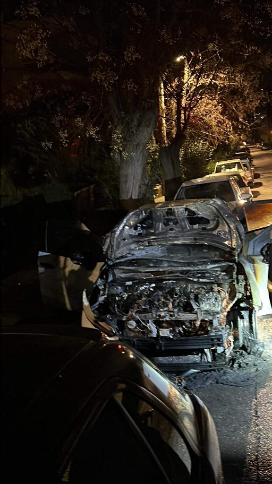 Φωτιά σε αυτοκίνητο σεκιούριτι στην Φιλοθέη: Πρόλαβαν και βγήκαν οι δυο επιβαίνοντες - Δείτε βίντεο