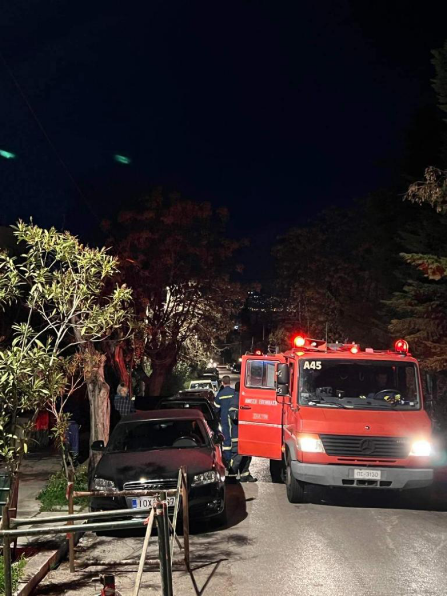 Φωτιά σε αυτοκίνητο σεκιούριτι στην Φιλοθέη: Πρόλαβαν και βγήκαν οι δυο επιβαίνοντες - Δείτε βίντεο