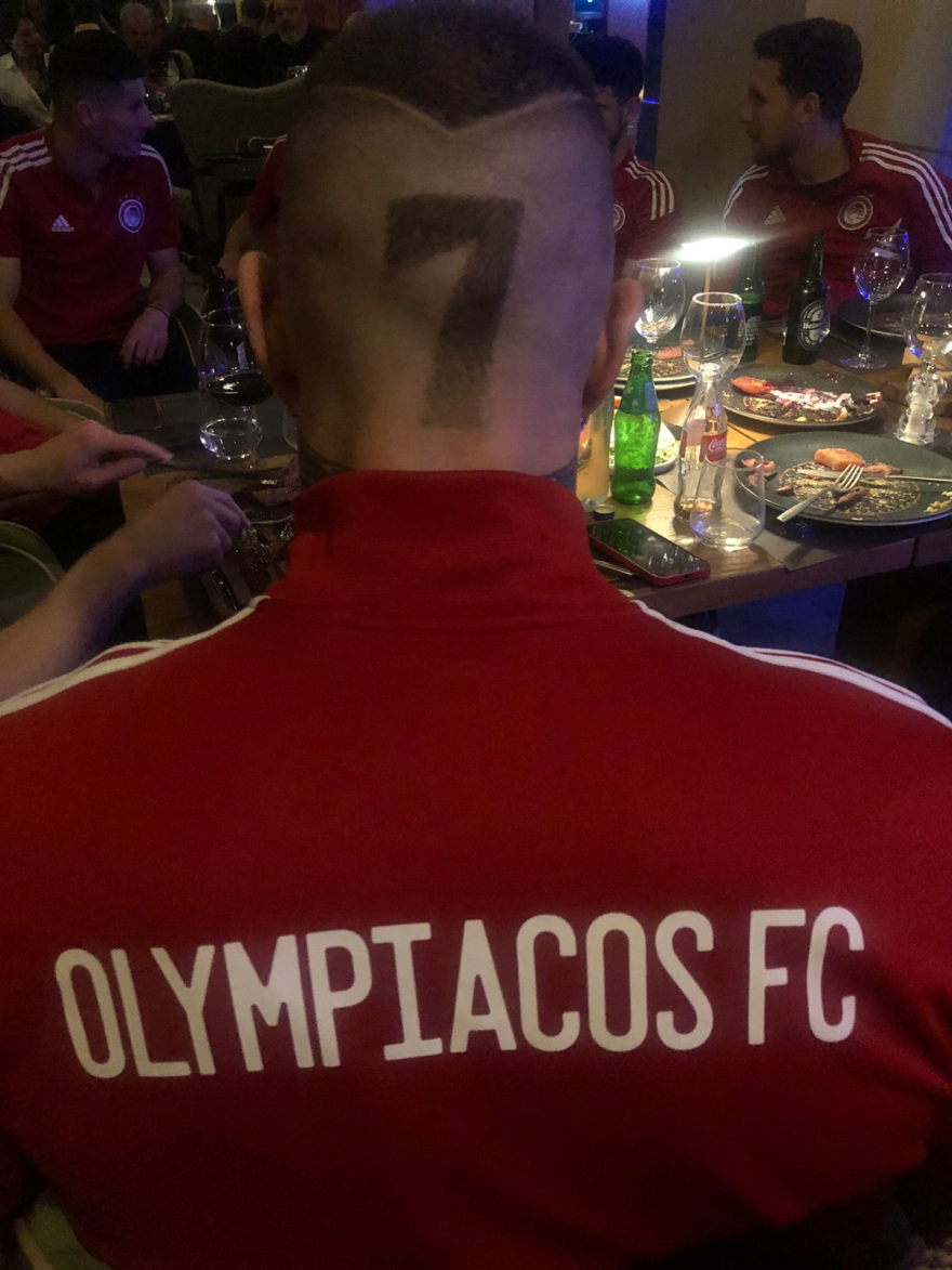 Ολυμπιακός: 3.000 οπαδοί στου Ρέντη και δείπνο Μαρινάκη στους παίχτες μετά το 3-1 επί της ΑΕΚ στη Ν. Φιλαδέλφεια