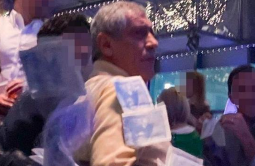 «Έλουσαν» με πεντοχίλιαρα τον Φερνάντο Σάντος σε ελληνική ταβέρνα της Βαρσοβίας - Δείτε φωτογραφία 