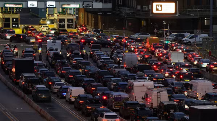 Χάος για τους Βρετανούς εκδρομείς του Πάσχα - Ακόμα και 14 ώρες περιμένουν για να πάνε διακοπές στη Γαλλία