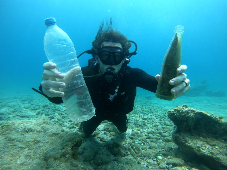 Beach Cleaning: Η ομάδα των εθελοντών-φοιτητών που έχουν συλλέξει 18.506 πλαστικά από τις παραλίες