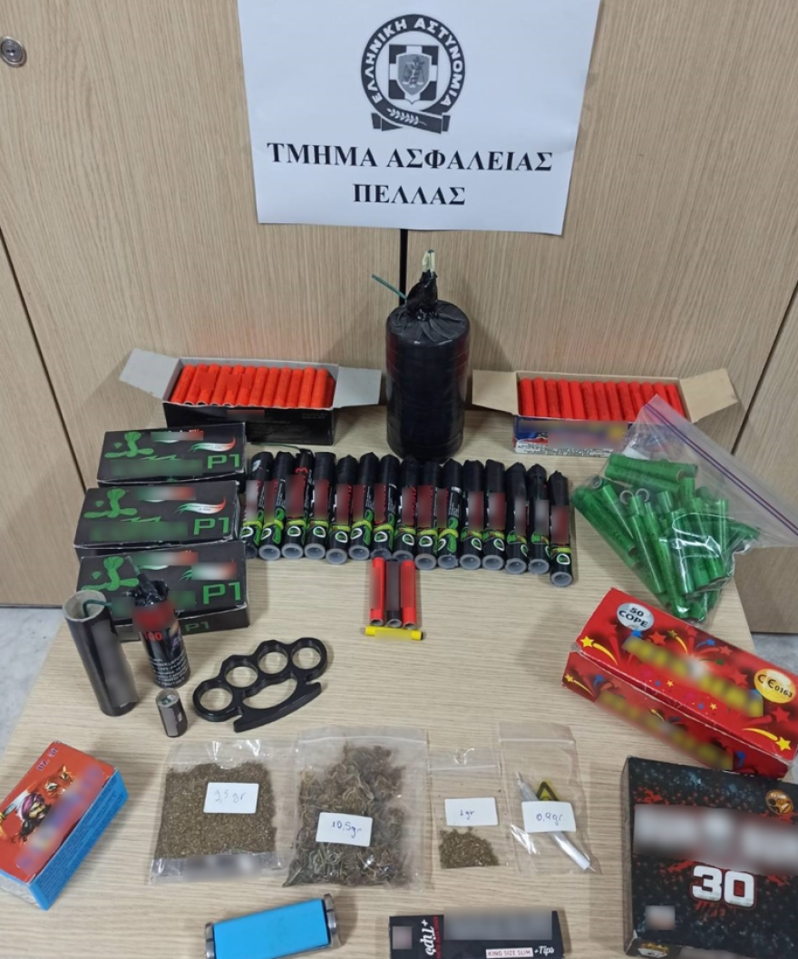 Πέλλα: Συνέλαβαν 15χρονο με ναρκωτικά, κροτίδες και σιδερογροθιά