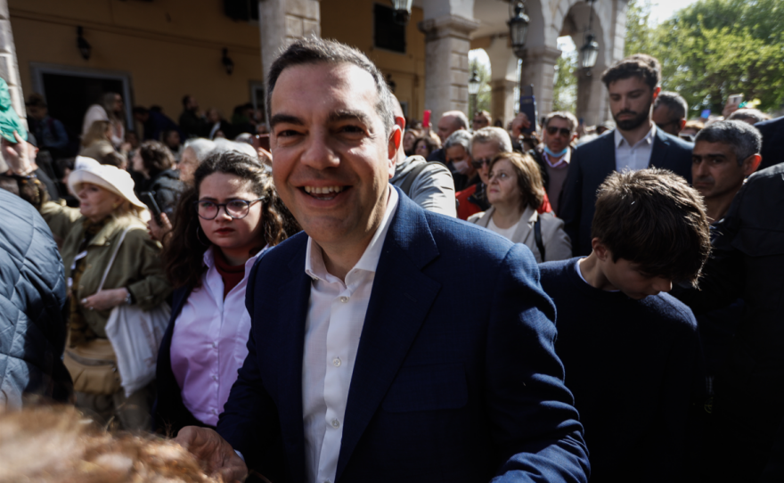 Πάσχα 2023: Ο Τσίπρας πέταξε «μπότη» στην Κέρκυρα - Δείτε βίντεο και φωτογραφίες