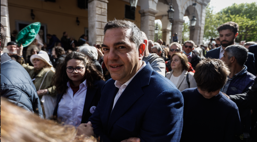 Πάσχα 2023: Ο Τσίπρας πέταξε «μπότη» στην Κέρκυρα - Δείτε βίντεο και φωτογραφίες