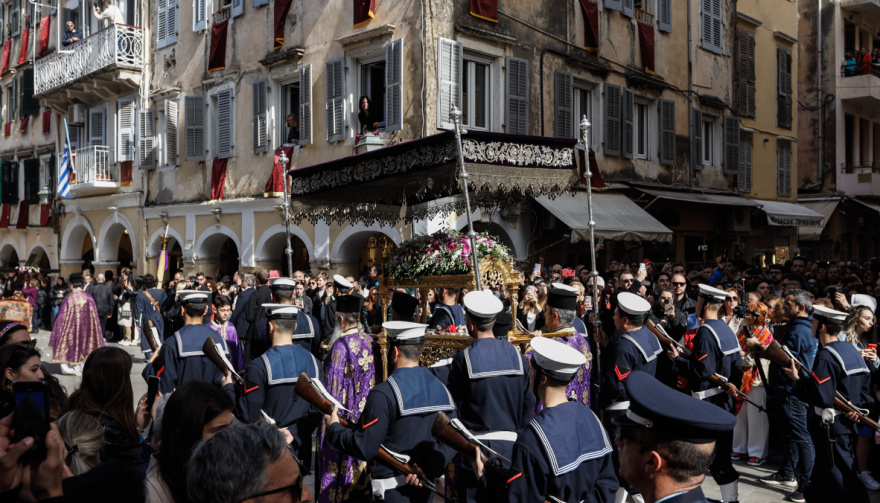 Πάσχα 2023: Ο Τσίπρας πέταξε «μπότη» στην Κέρκυρα - Δείτε βίντεο και φωτογραφίες