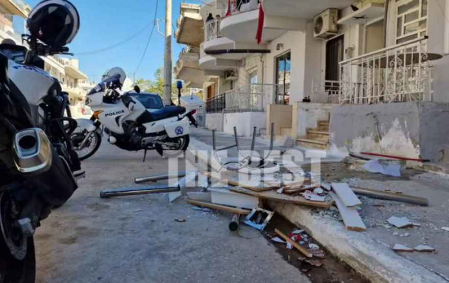 Κάτω Αχαΐα: Πέταξαν πέτρες και ξύλα στο σπίτι του δολοφόνου - Φωτογραφίες από την επίθεση