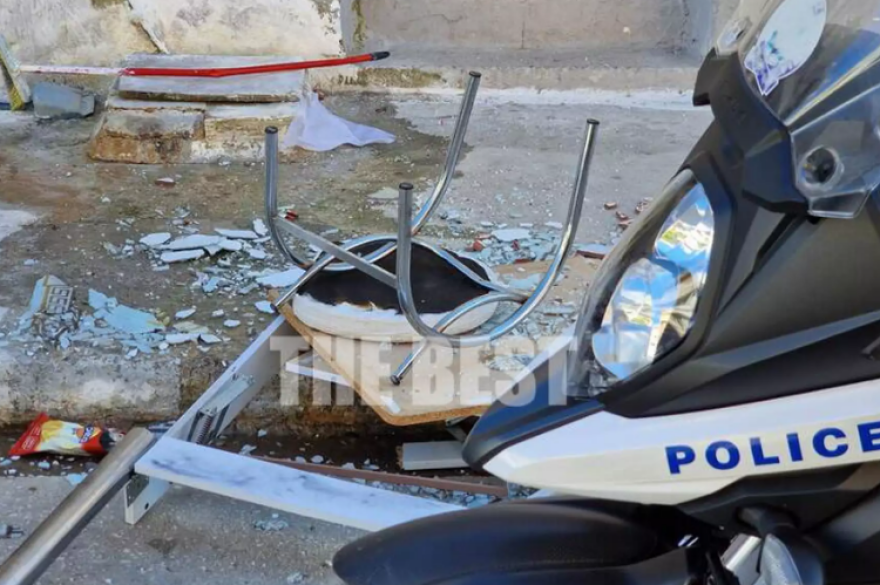 Κάτω Αχαΐα: Πέταξαν πέτρες και ξύλα στο σπίτι του δολοφόνου - Φωτογραφίες από την επίθεση