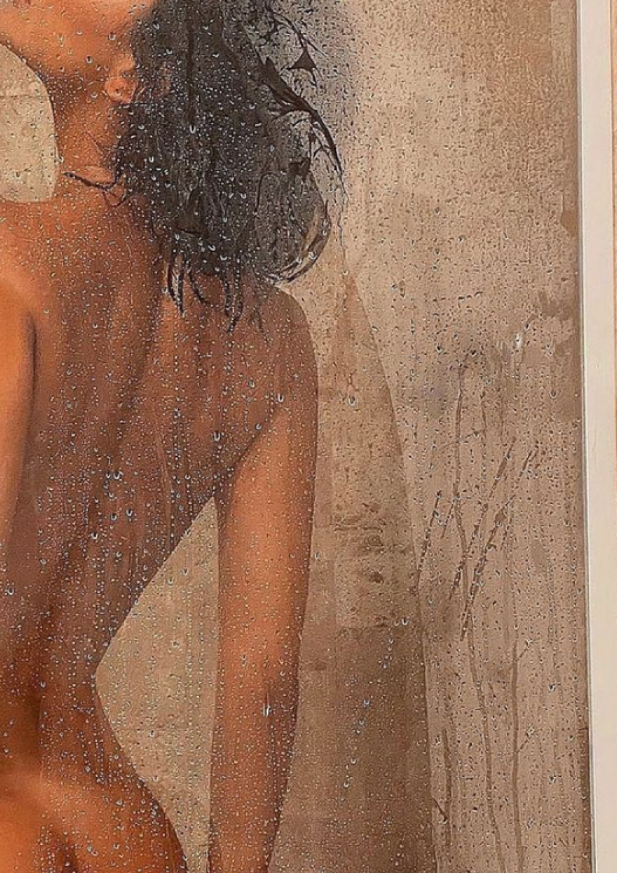 Η πρώην σύζυγος του  Ντάνι Άλβες φιλήθηκε στο στόμα με την κολλητή της στο κλαμπ που καταγγέλθηκε πως έγινε ο βιασμός