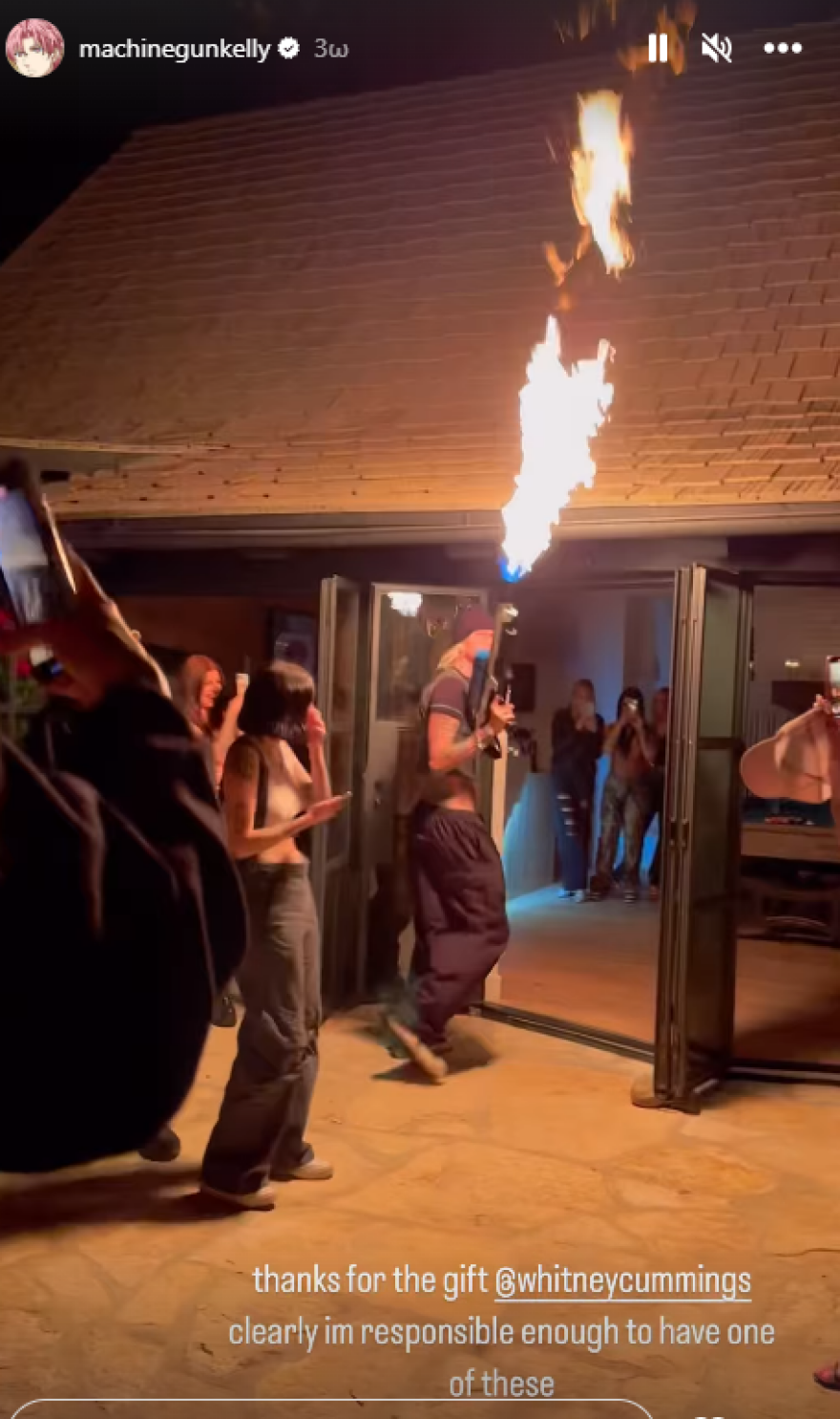 Μασίν Γκαν Κέλι: Αστυνομικό ελικόπτερο επενέβη για να σταματήσει το πάρτι του και εκείνος έβγαλε... φλογοβόλο