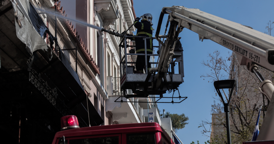 Υπό έλεγχο η φωτιά σε κτίριο επί της Αιόλου - Παραμένει κλειστή η Καραγιώργη Σερβίας από το Σύνταγμα