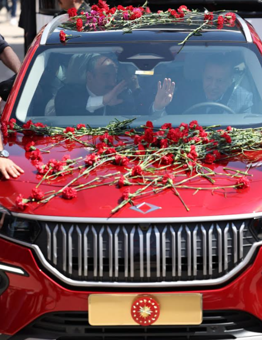 Προεκλογικό show Ερντογάν: Οδήγησε το πρώτο εγχώριο ηλεκτρικό αυτοκίνητο