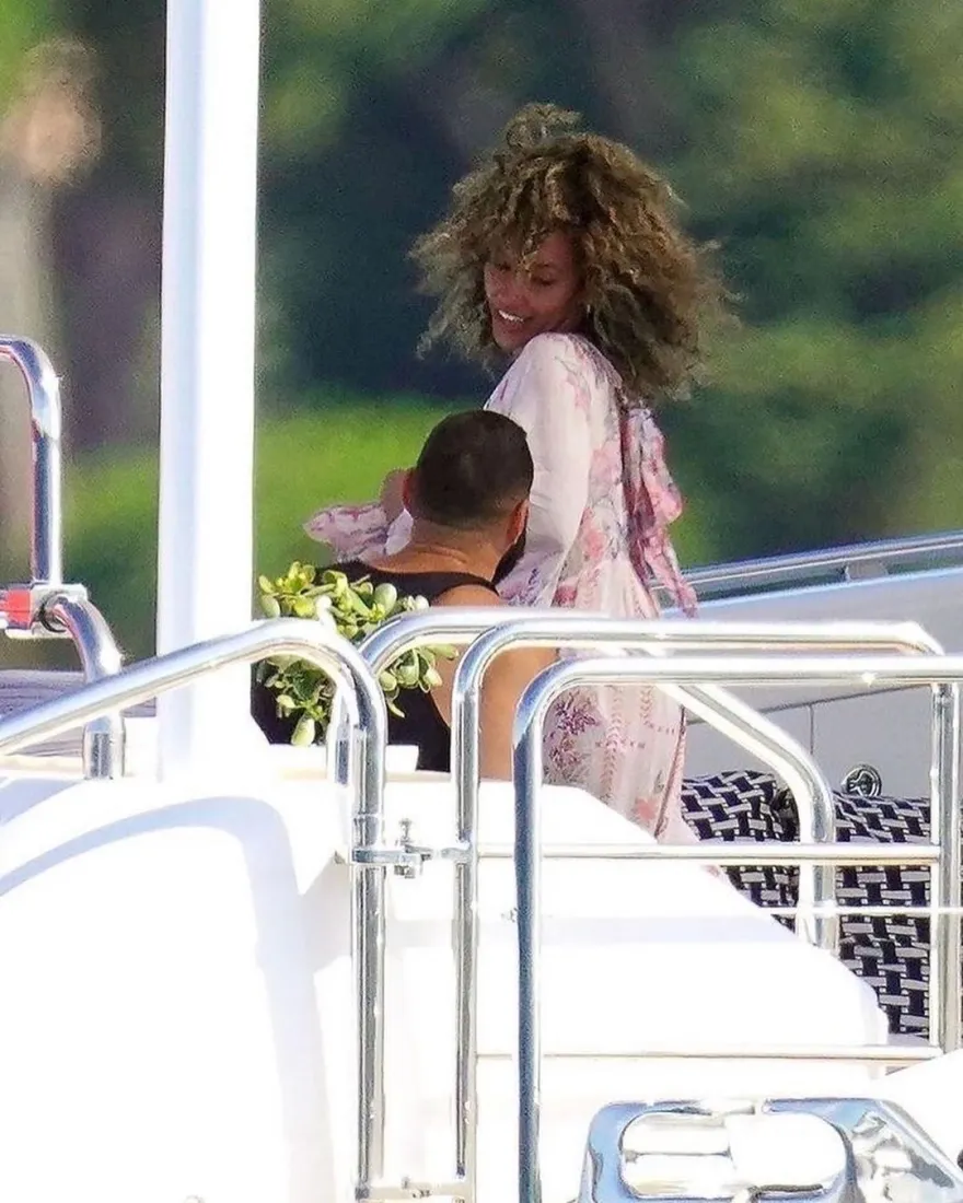 Καρίμ Μπενζεμά: Η Τζόρνταν Οζούνα τον έκανε για 4η φορά πατέρα 