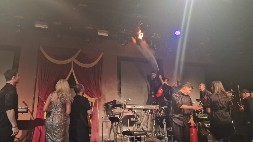 Θεσσαλονίκη: Φωτιά στην σκηνή που τραγουδάει η Νατάσα Θεοδωρίδου και ο Γιώργος Κακοσαίος - Δείτε βίντεο
