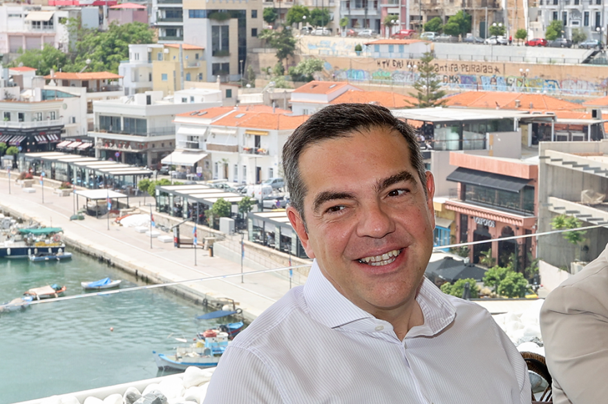 Εκλογές 2023: Με δημοσιογράφους στον Πειραιά ο Τσίπρας - Βίντεο και φωτογραφίες