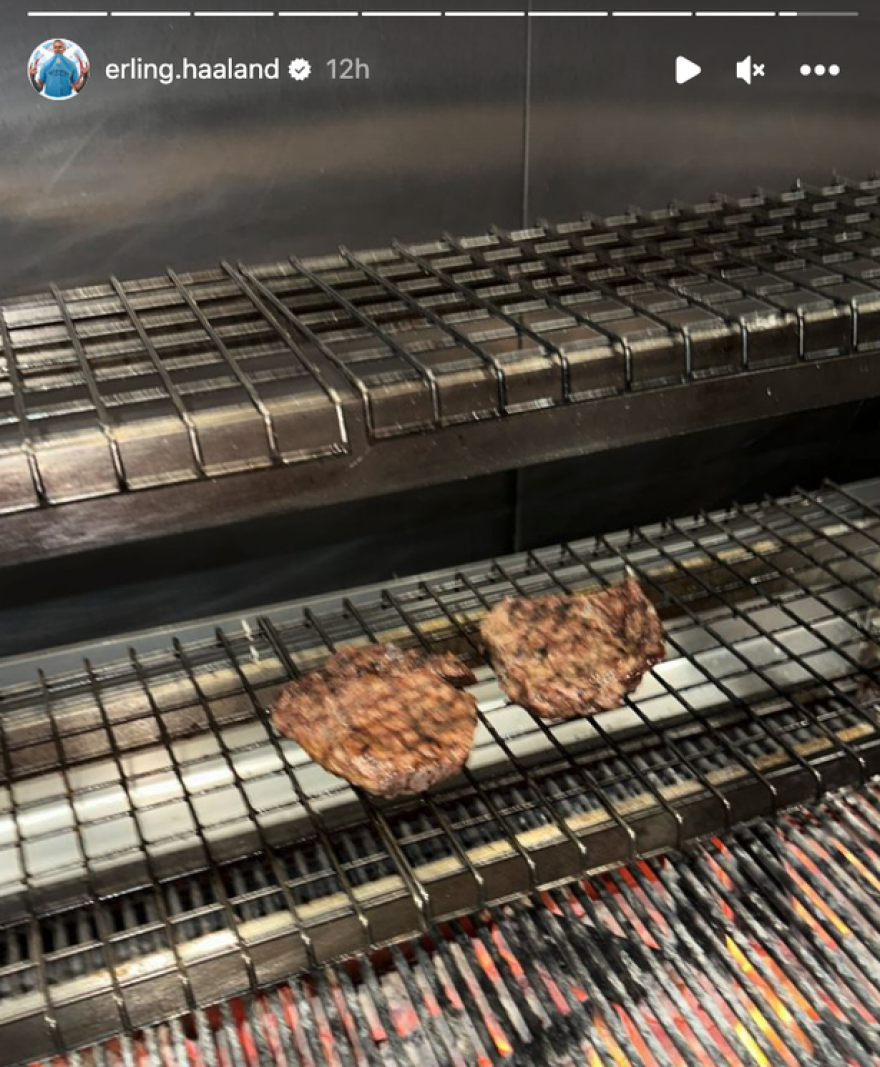 Έρλινγκ Χάαλαντ: Εμφανίστηκε στο πάρτι τίτλου της Σίτι με... πιτζάμες και έκανε τον σεφ