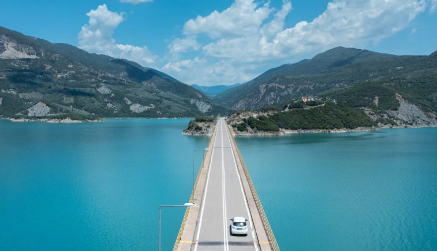 Η λίμνη Κρεμαστών γεμίζει… με πανιά και ιστιοπλόους