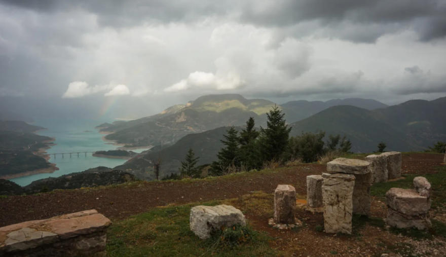 Η λίμνη Κρεμαστών γεμίζει… με πανιά και ιστιοπλόους