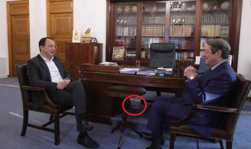 Viral το κρυμμένο τασάκι κάτω από το γραφείο του Προέδρου της Κύπρου