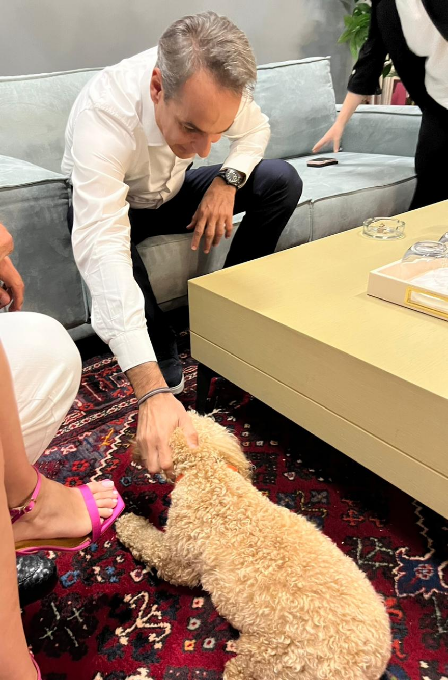 Εκλογές 2023 - Backstage της συνέντευξης Μητσοτάκη στον ΑΝΤ1: Δοκίμασε κολοκυθοκεφτέδες της Μπαρμπαρίγου - Δείτε βίντεο