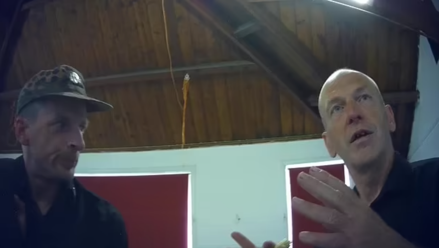 Βρετανία: Καρέ-καρέ το «επαναστατικό» παραλήρημα νεοναζιστικής ομάδας για τρομοκρατικές επιθέσεις (βίντεο)