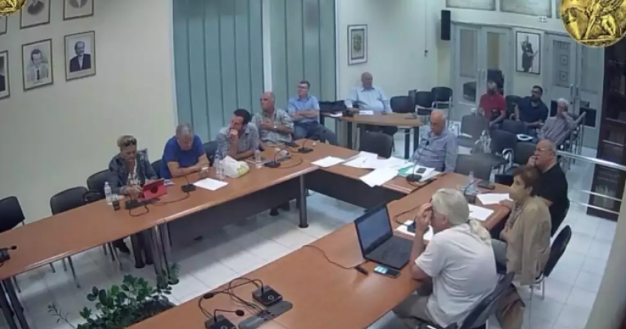 Δημοτικός Σύμβουλος στη Χίο κατέρρευσε ενώ μιλούσε - Δεν υπήρχε διαθέσιμο ασθενοφόρο (βίντεο) 