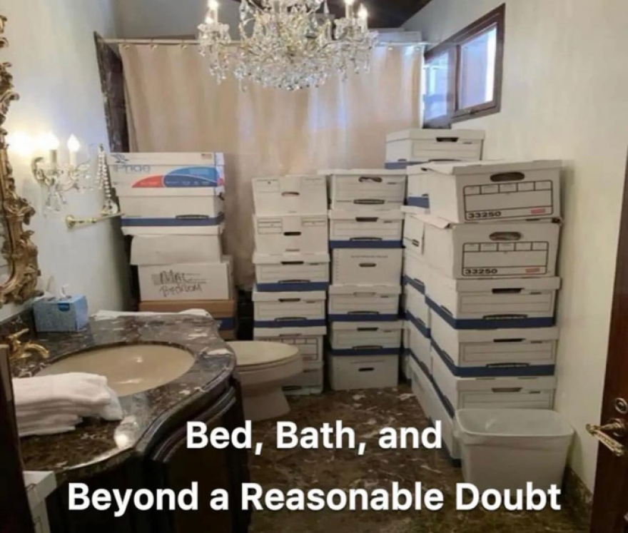 Ντόναλντ Τραμπ: Ελεύθερος από το δικαστήριο - Του απαγορεύτηκε να μιλά με μάρτυρες για την υπόθεση με τα απόρρητα έγγραφα