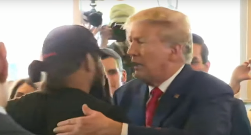 Ντόναλντ Τραμπ: Ελεύθερος από το δικαστήριο - Του απαγορεύτηκε να μιλά με μάρτυρες για την υπόθεση με τα απόρρητα έγγραφα