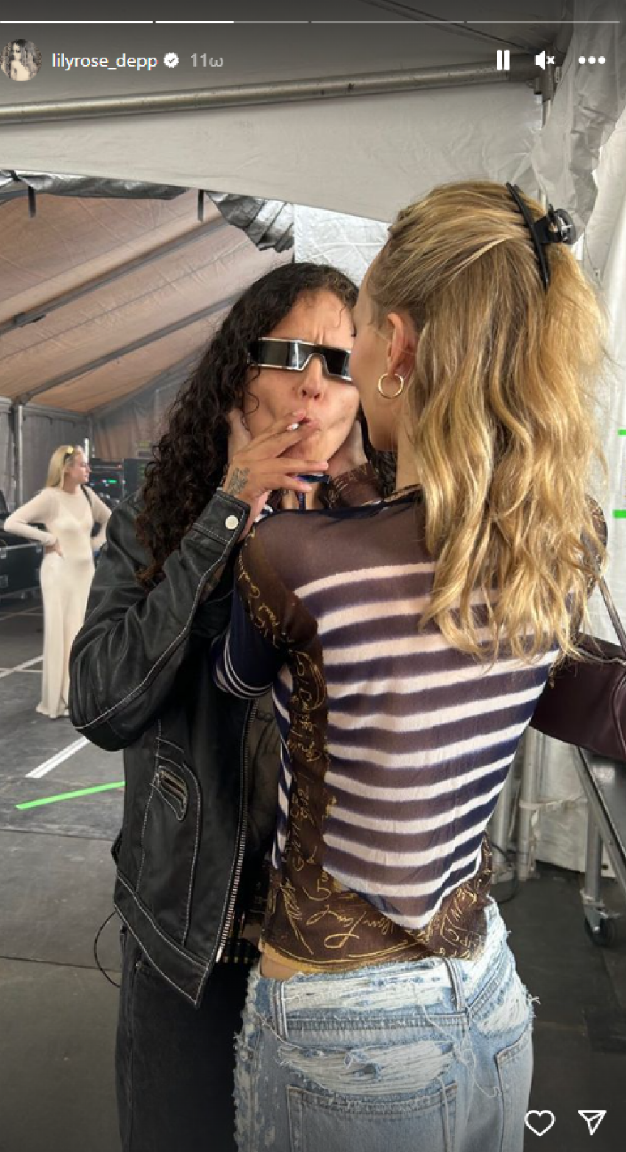 Λίλι Ρόουζ Ντεπ: Φιλιά στο στόμα και γυμνά στιγμιότυπα με τη σύντροφό της για τα γενέθλιά της