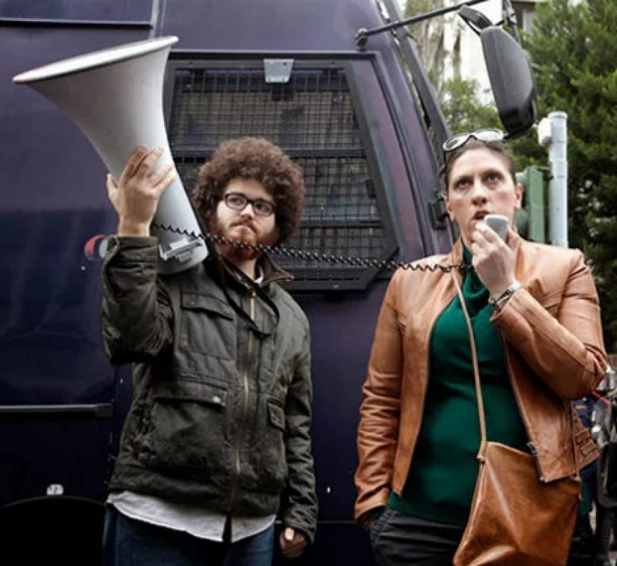 Νεολαίοι του  ΣΥΡΙΖΑ έβρισαν την ΠτΔ για το ναυάγιο - «Ο φράχτης προστατεύει τα σύνορα της χώρας μου», τους απάντησε η πρόεδρος