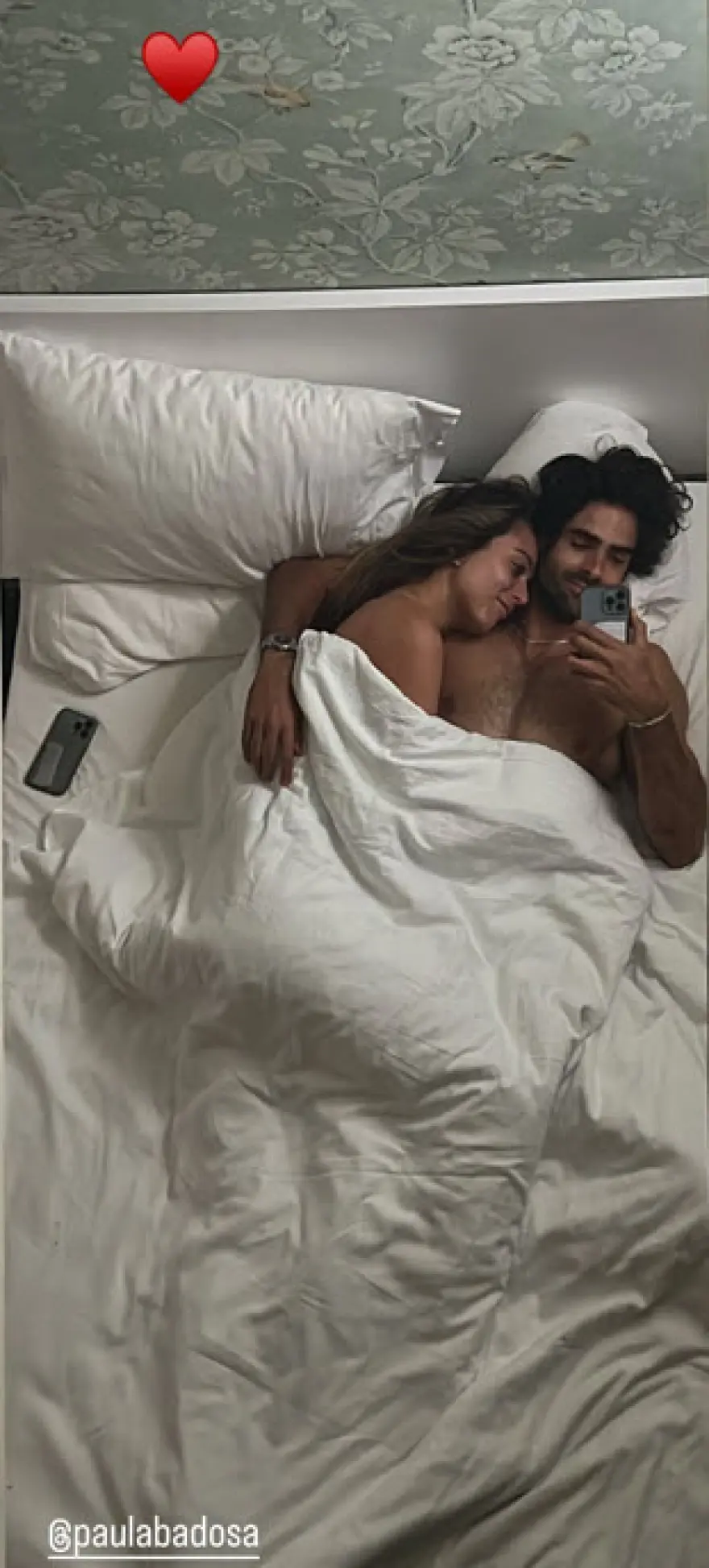 Στέφανος Τσιτσιπάς: Αγκαλιά στο κρεβάτι με τις αδελφές Μπαντόσα