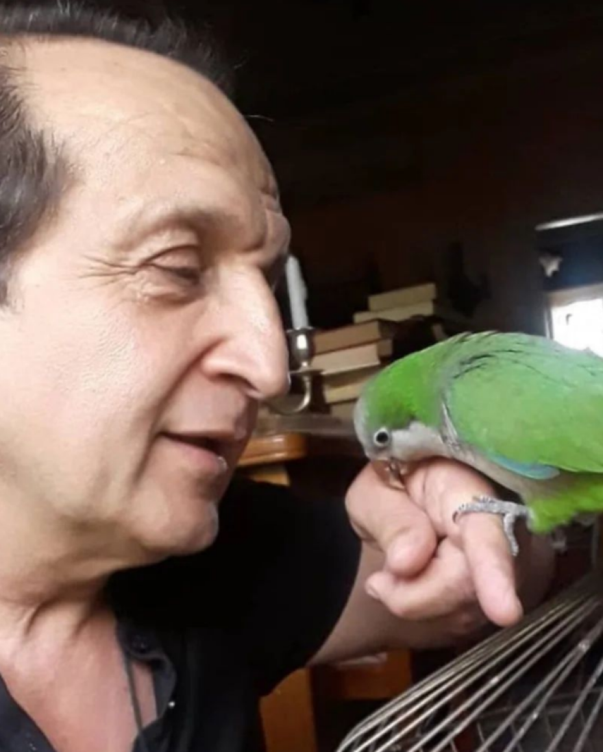 Μπιμπίλας: Φωτογραφίζεται με τους παπαγάλους του μετά το viral πουκάμισο στη Βουλή
