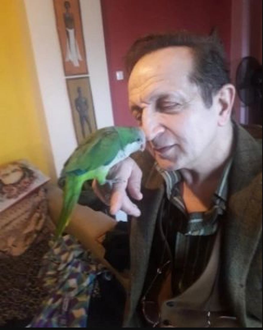 Μπιμπίλας: Φωτογραφίζεται με τους παπαγάλους του μετά το viral πουκάμισο στη Βουλή