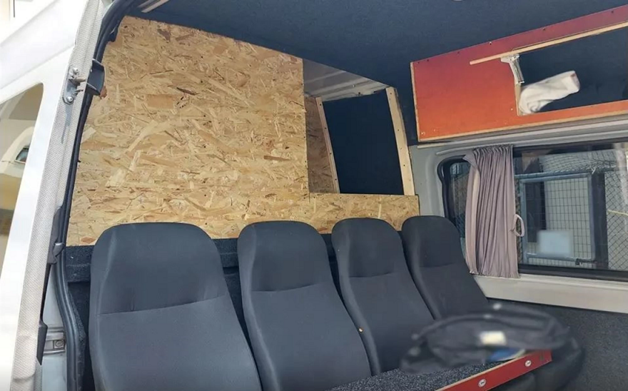 Έβρος: Καρέ καρέ η στιγμή που αστυνομικοί βρίσκουν μετανάστες κρυμμένους σε κρύπτη σε βαν - Δείτε βίντεο