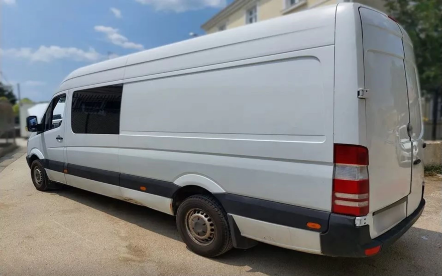 Έβρος: Καρέ καρέ η στιγμή που αστυνομικοί βρίσκουν μετανάστες κρυμμένους σε κρύπτη σε βαν - Δείτε βίντεο