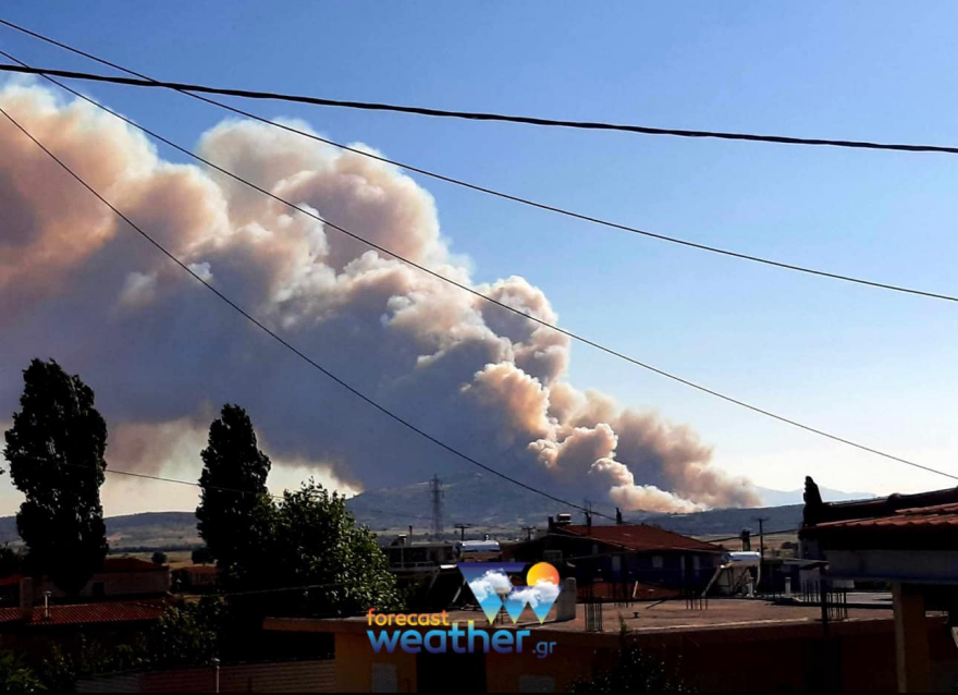 Ολονύχτια μάχη με τις φλόγες: Πώς εξελίσσεται η πυρκαγιά σε Σαρωνίδα, Δερβενοχώρια και Λουτράκι